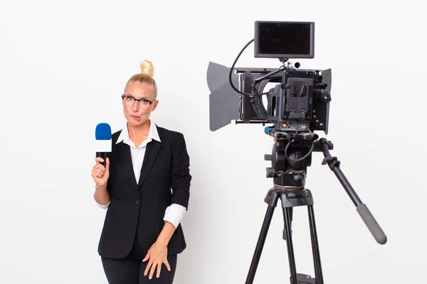 Ładna Blondynka Wyglądająca Zmieszaną Trzymającą Mikrofon Koncepcja Prezentera — Zdjęcie stockowe