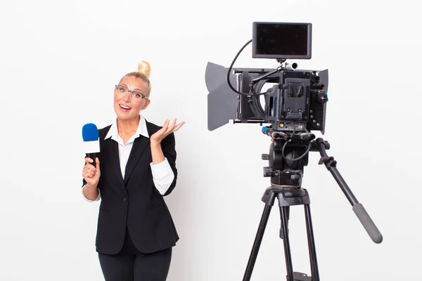 Hübsche Blonde Frau Die Sich Glücklich Fühlt Überrascht Eine Lösung — Stockfoto