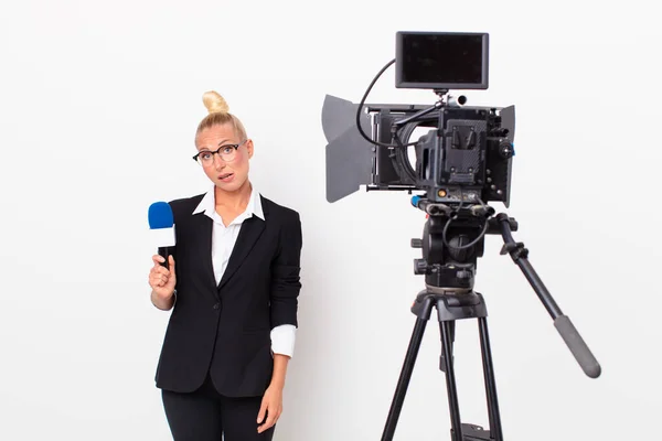 Jolie Femme Blonde Sentant Perplexe Confus Tenant Microphone Concept Présentateur — Photo