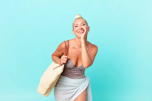 Mulher Loira Bonita Sentindo Feliz Dando Grande Grito Com Mãos — Fotografia de Stock