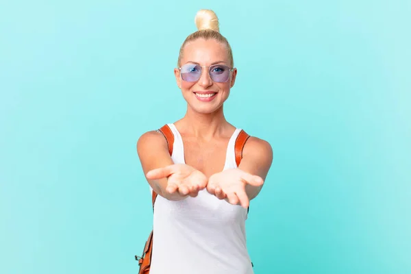 Bonita Mujer Rubia Sonriendo Felizmente Con Amable Ofreciendo Mostrando Concepto —  Fotos de Stock