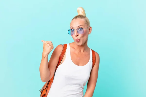 Mooie Blonde Vrouw Kijkt Verbaasd Ongeloof Zomerconcept — Stockfoto