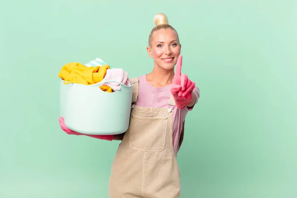 Bella Donna Bionda Sorridente Orgogliosamente Con Fiducia Rendendo Concetto Lavaggio — Foto Stock