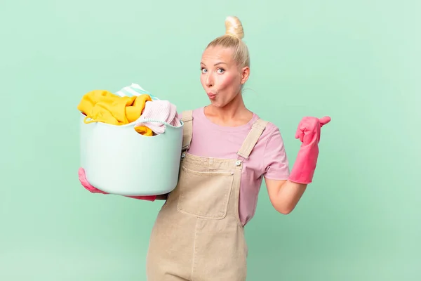Mooie Blonde Vrouw Kijken Verbaasd Ongeloof Wassen Kleding Concept — Stockfoto