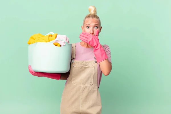 Mooie Blonde Vrouw Bedekking Mond Met Handen Met Een Geschokt — Stockfoto