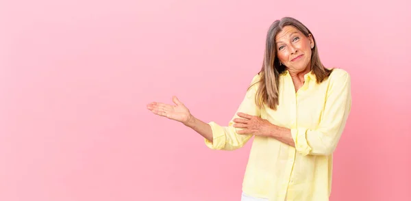 Pretty Middle Age Woman Shrugging Feeling Confused Uncertain — Stock Photo, Image