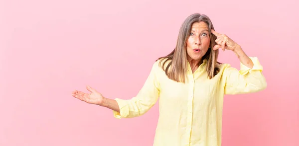 Mujer Mediana Edad Que Parece Sorprendida Realizando Nuevo Pensamiento Idea — Foto de Stock