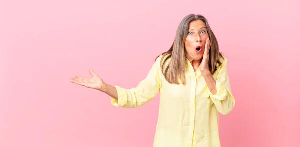 Mooie Middelbare Leeftijd Vrouw Voelt Zich Geschokt Bang — Stockfoto