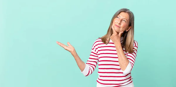 Hübsche Frau Mittleren Alters Mit Glücklichem Selbstbewusstem Gesichtsausdruck Und Hand — Stockfoto