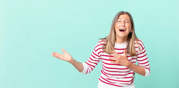 Jolie Femme Âge Moyen Riant Haute Voix Une Blague Hilarante — Photo