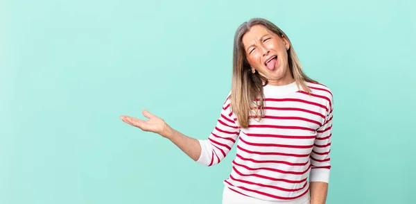 Bonita Mujer Mediana Edad Con Actitud Alegre Rebelde Bromeando Sacando — Foto de Stock