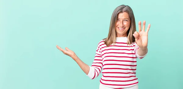 Bella Donna Mezza Età Sorridente Dall Aspetto Amichevole Mostrando Numero — Foto Stock