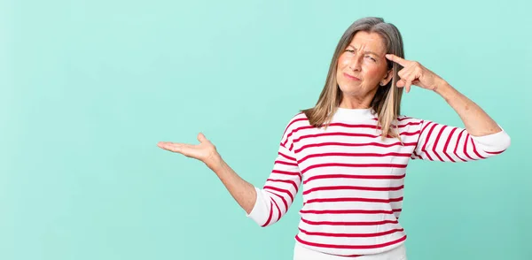 Mujer Mediana Edad Siente Confundido Perplejo Mostrando Que Está Loco — Foto de Stock