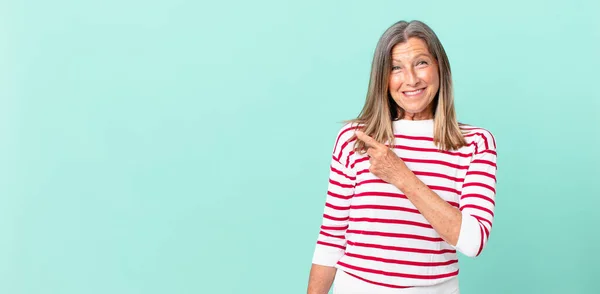 Mujer Mediana Edad Sonriendo Alegremente Sintiéndose Feliz Señalando Hacia Lado — Foto de Stock