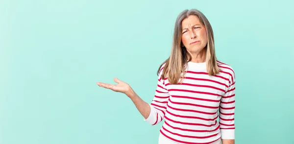 Mooie Middelbare Leeftijd Vrouw Voelt Zich Verdrietig Boos Boos Kijken — Stockfoto