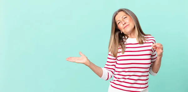 Bonita Mulher Meia Idade Olhando Arrogante Bem Sucedido Positivo Orgulhoso — Fotografia de Stock