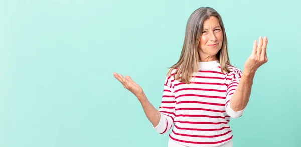 Mulher Meia Idade Bonita Fazendo Capice Gesto Dinheiro Dizendo Lhe — Fotografia de Stock