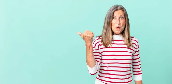 Mooie Middelbare Leeftijd Vrouw Kijken Verbaasd Ongeloof — Stockfoto