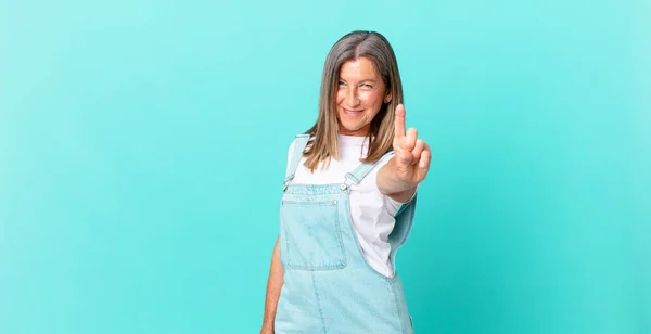 Bonita Mulher Meia Idade Sorrindo Orgulhosamente Confiantemente Fazendo Número — Fotografia de Stock