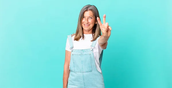 Bastante Mujer Mediana Edad Sonriendo Buscando Amigable Mostrando Número Dos —  Fotos de Stock