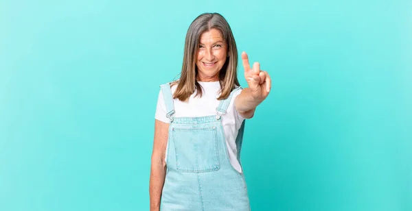 Bastante Mujer Mediana Edad Sonriendo Buscando Amigable Mostrando Número Uno —  Fotos de Stock