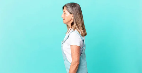 Pretty Middle Age Woman Profile View Thinking Imagining Daydreaming — Stock Photo, Image