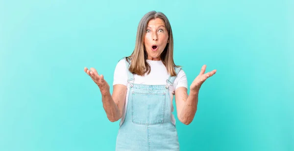 Mooie Middelbare Leeftijd Vrouw Verbaasd Geschokt Verbaasd Met Een Ongelooflijke — Stockfoto