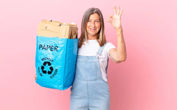 Vacker Medelålders Kvinna Känner Sig Glad Visar Godkännande Med Okej — Stockfoto