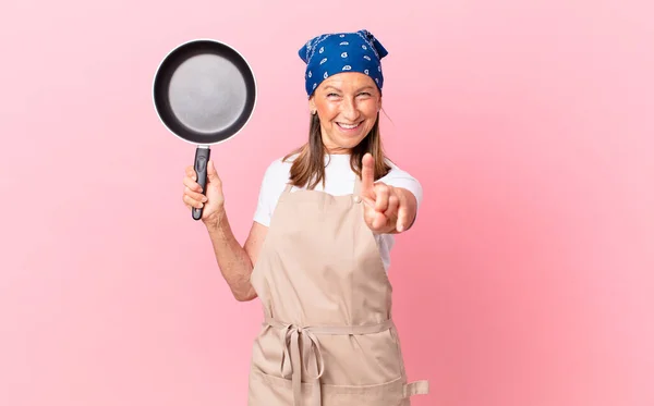 Mulher Meia Idade Bonita Sorrindo Orgulhosa Confiantemente Fazendo Número Segurando — Fotografia de Stock