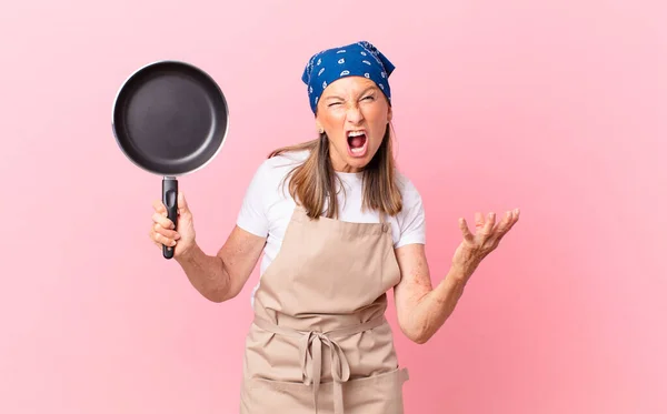 Mulher Meia Idade Bonita Olhando Irritado Irritado Frustrado Segurando Uma — Fotografia de Stock