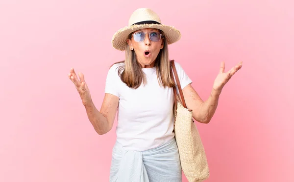 Bella Donna Mezza Età Stupito Scioccato Stupito Con Una Sorpresa — Foto Stock