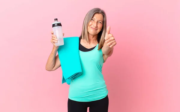 Mulher Meia Idade Bonita Sentindo Orgulhosa Sorrindo Positivamente Com Polegares — Fotografia de Stock