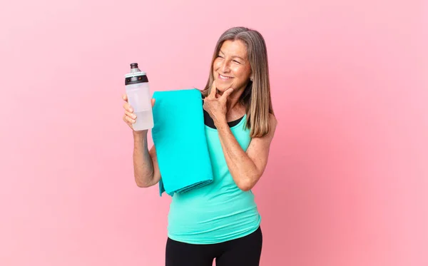 Mulher Meia Idade Bonita Sorrindo Com Uma Expressão Feliz Confiante — Fotografia de Stock