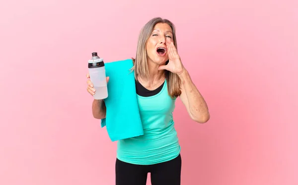 Mulher Muito Meia Idade Sentindo Feliz Dando Grande Grito Com — Fotografia de Stock