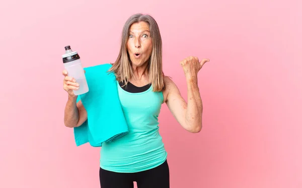 Una Mujer Mediana Edad Que Parece Asombrada Incredulidad Concepto Fitness —  Fotos de Stock