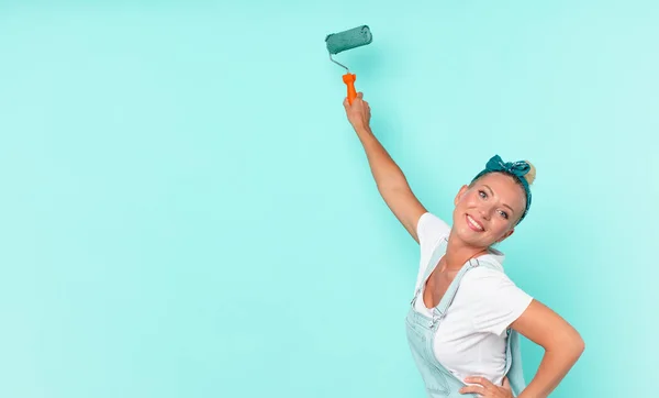 Joven Bonita Mujer Pintando Una Pared Con Rodillo — Foto de Stock