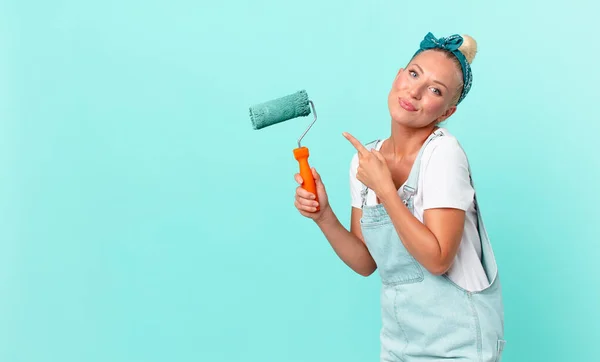 Jovem Mulher Bonita Pintando Uma Parede Com Rolo — Fotografia de Stock