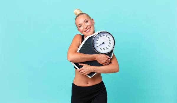 Bella Donna Adulta Con Una Scala Peso — Foto Stock