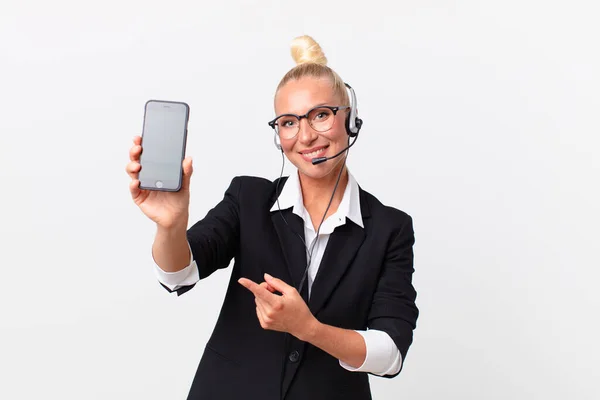 Bella Donna Adulta Con Auricolare Lavoro — Foto Stock