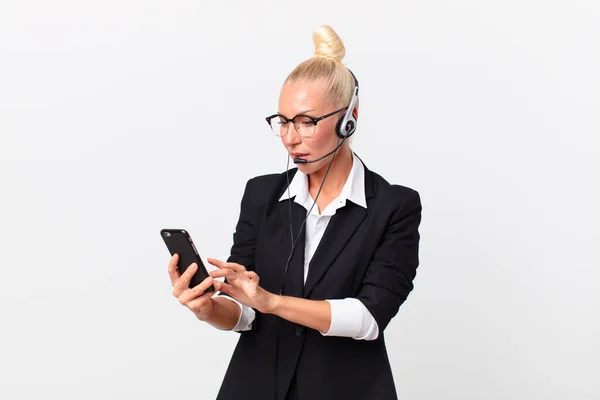 Bastante Mujer Adulta Con Auricular Trabajo — Foto de Stock