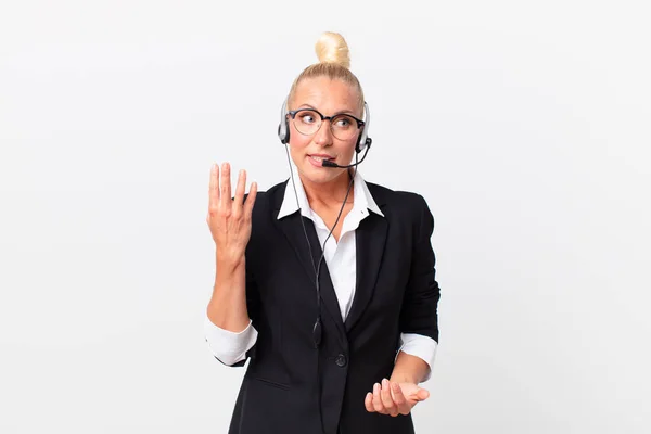 Bella Donna Adulta Con Auricolare Lavoro — Foto Stock