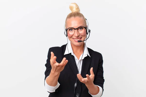 Bastante Mujer Adulta Con Auricular Trabajo —  Fotos de Stock