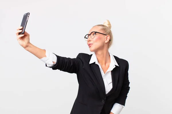 Ganska Blond Affärskvinna Med Smartphone — Stockfoto