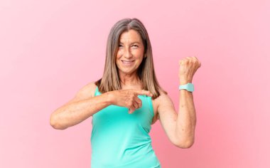 Orta yaşlı, saati olan güzel bir kadın.