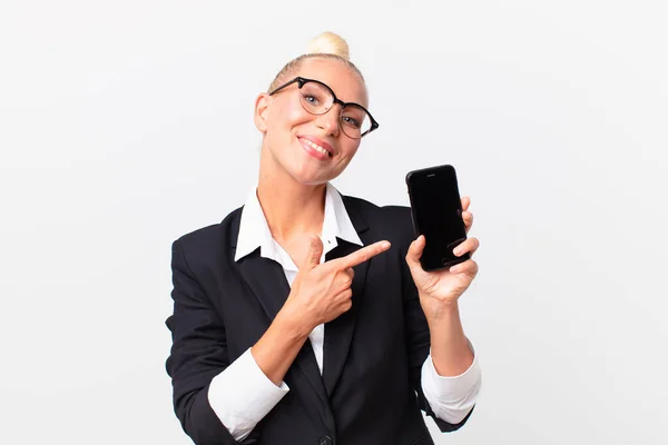 Ganska Blond Affärskvinna Med Smartphone — Stockfoto