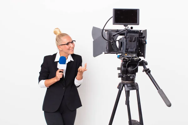 Apresentador Televisão Loira Bonita — Fotografia de Stock