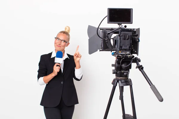 Apresentador Televisão Loira Bonita — Fotografia de Stock