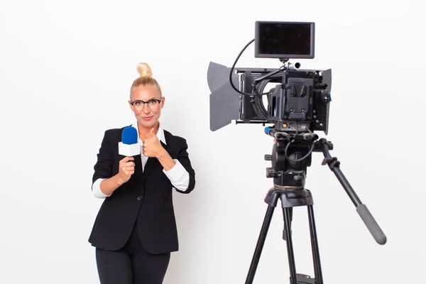 Apresentador Televisão Loira Bonita — Fotografia de Stock