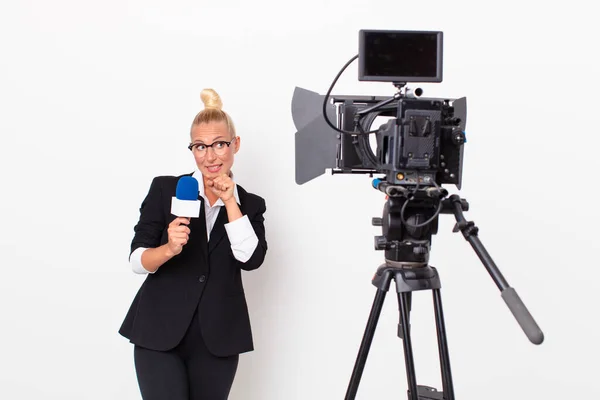 Apresentador Televisão Loira Bonita — Fotografia de Stock