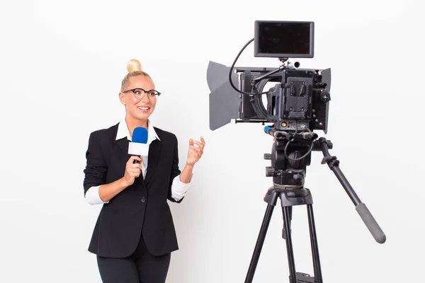 Apresentador Televisão Loira Bonita — Fotografia de Stock